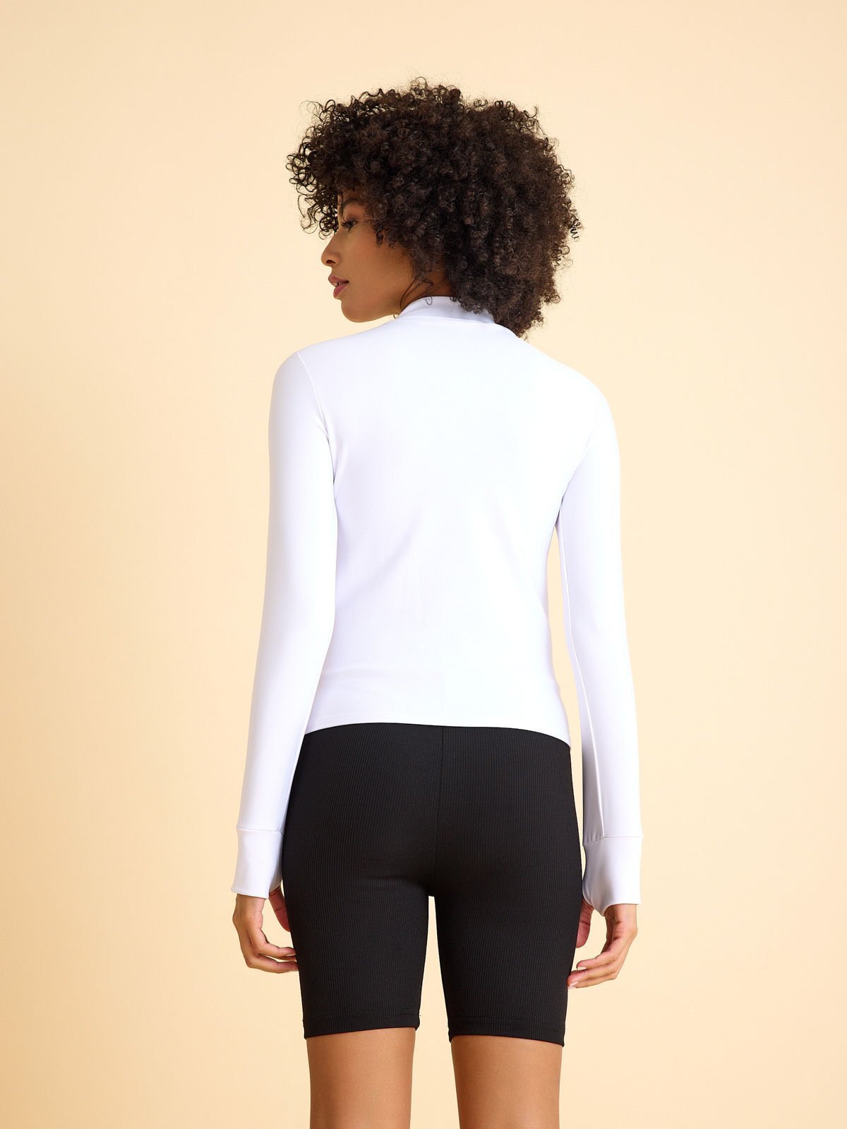 161 Beyaz Renk Parmak Geçmeli Üst